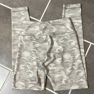 Born primitive Light camo Leggings size XS